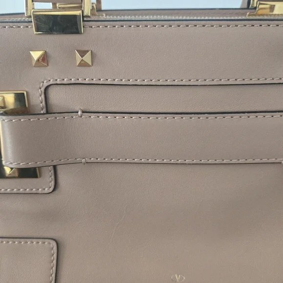 Valentino Garavani Leather Handbag with Gold Accents - Picture 8 of 17